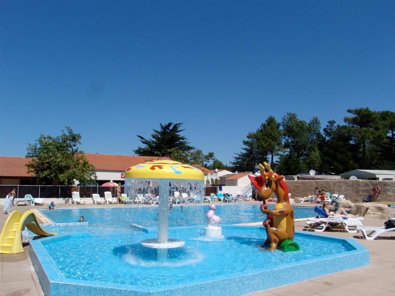 Hotel Camping le Clos des Pins Saint-Hilaire-de-Riez Exterior foto